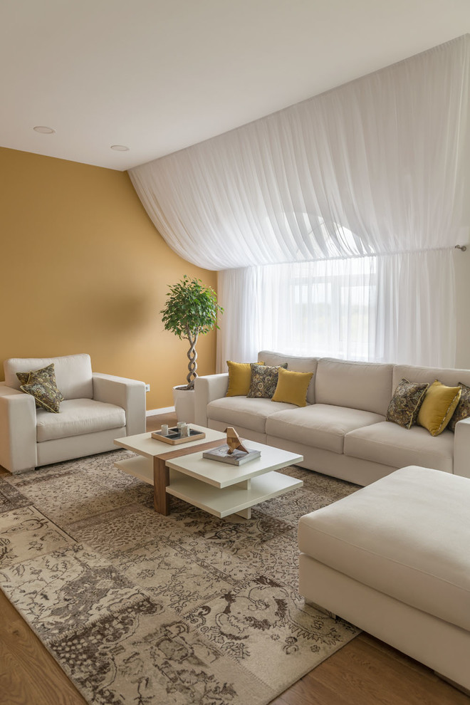 Источник вдохновения для домашнего уюта: парадная, изолированная гостиная комната в современном стиле с желтыми стенами и паркетным полом среднего тона без телевизора, камина