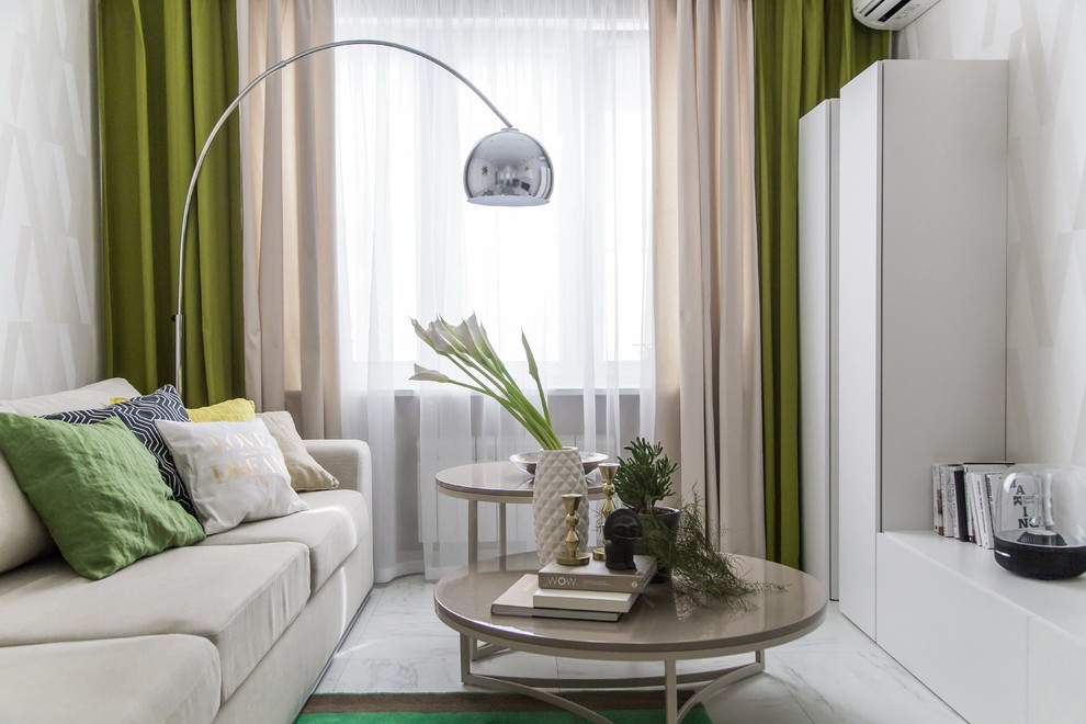 Стильный дизайн: изолированная, парадная гостиная комната среднего размера в скандинавском стиле с белыми стенами, мраморным полом и телевизором на стене - последний тренд