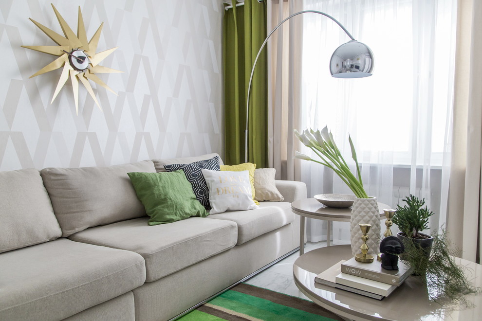 Ispirazione per un soggiorno scandinavo di medie dimensioni e chiuso con pareti bianche, pavimento in marmo, sala formale e TV a parete