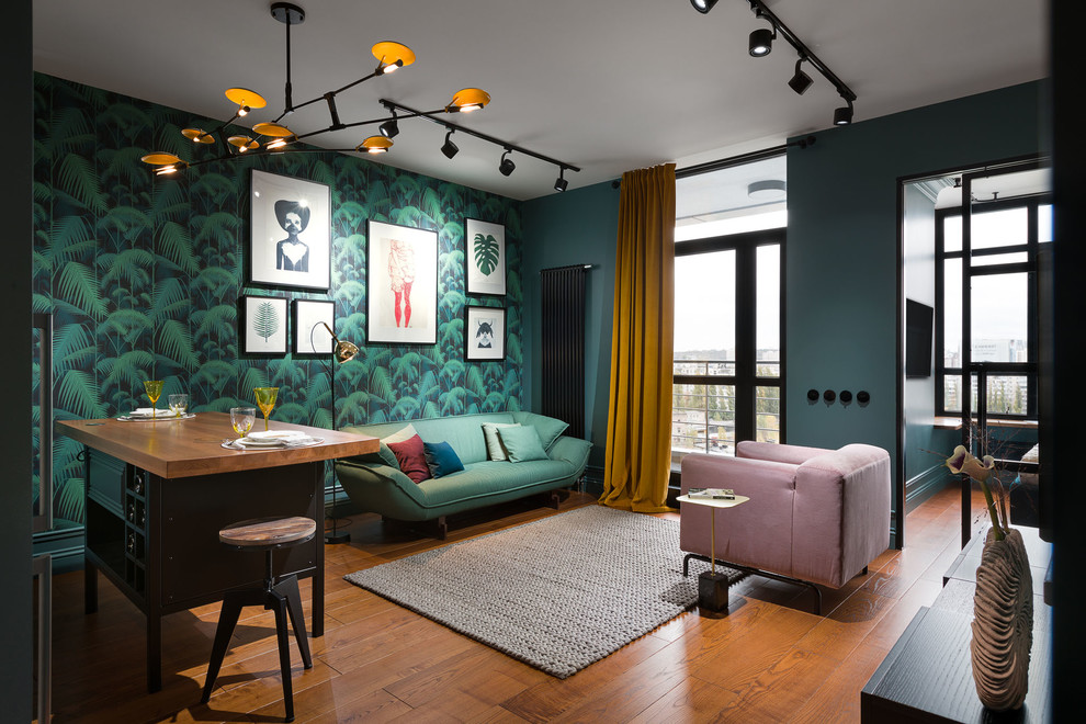 Diseño de salón abierto actual con paredes azules, suelo de madera en tonos medios y suelo marrón