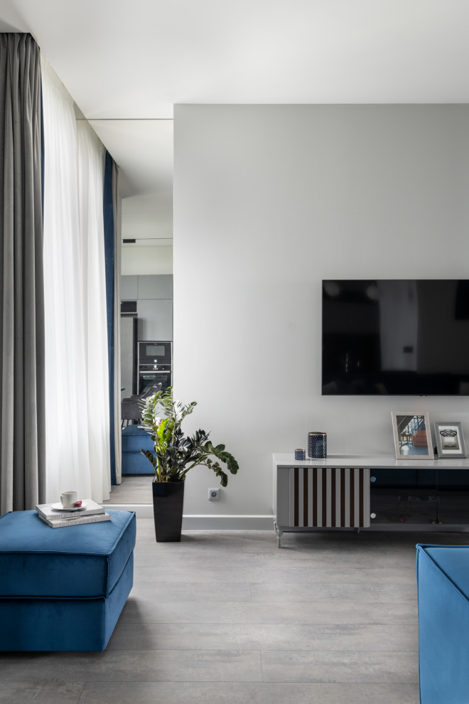 Пример оригинального дизайна: большая гостиная комната в современном стиле с серыми стенами, полом из ламината и серым полом без камина