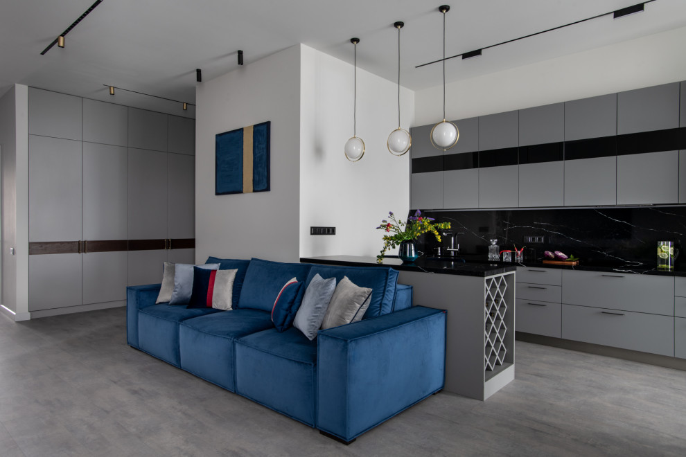 Стильный дизайн: большая гостиная комната в современном стиле с серыми стенами, полом из ламината и серым полом без камина - последний тренд