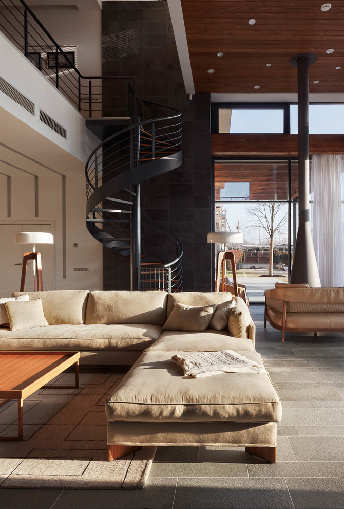 Offenes Modernes Wohnzimmer mit bunten Wänden in New York