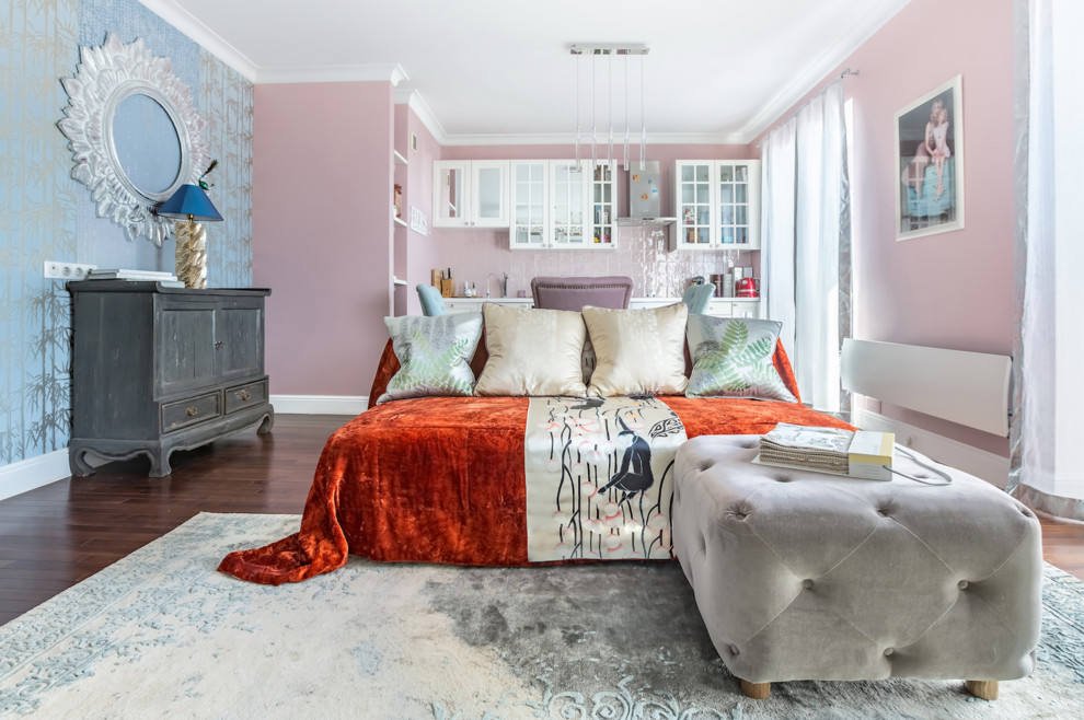 На фото: открытая, объединенная гостиная комната среднего размера в стиле фьюжн с с книжными шкафами и полками, розовыми стенами, темным паркетным полом и мультимедийным центром с