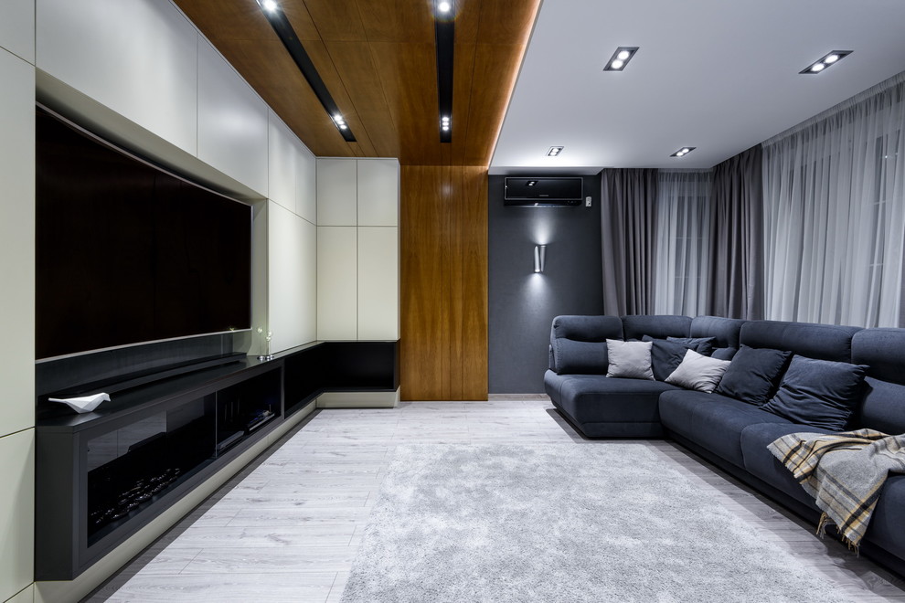 Idee per un soggiorno contemporaneo con sala formale, pareti grigie, parquet chiaro, camino lineare Ribbon e TV a parete