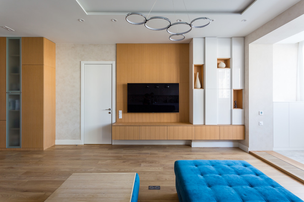 На фото: большая парадная, открытая, объединенная гостиная комната в современном стиле с белыми стенами, паркетным полом среднего тона, телевизором на стене и коричневым полом с