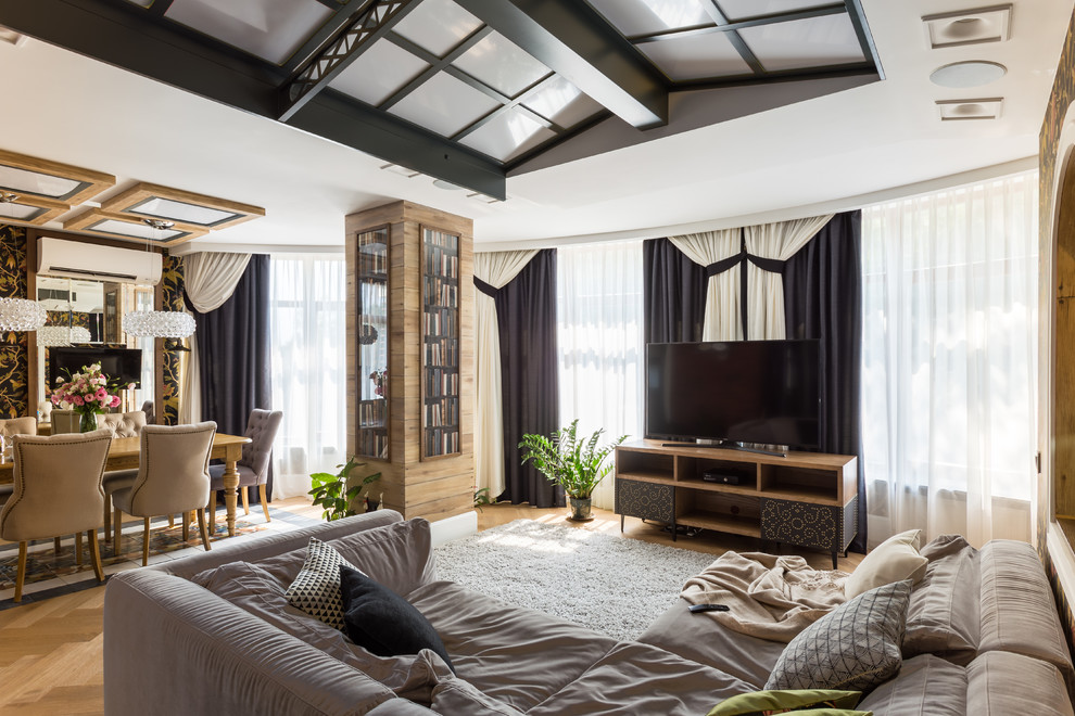 Exempel på ett modernt vardagsrum, med mellanmörkt trägolv, en fristående TV och beiget golv