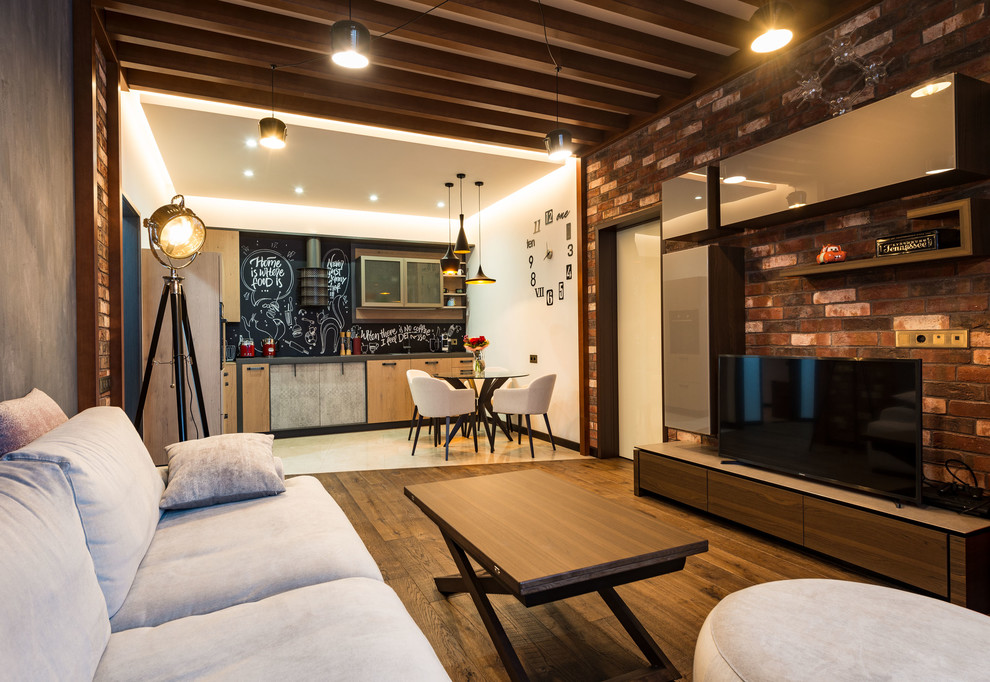 Imagen de salón abierto urbano de tamaño medio con paredes multicolor, suelo de madera en tonos medios y televisor independiente