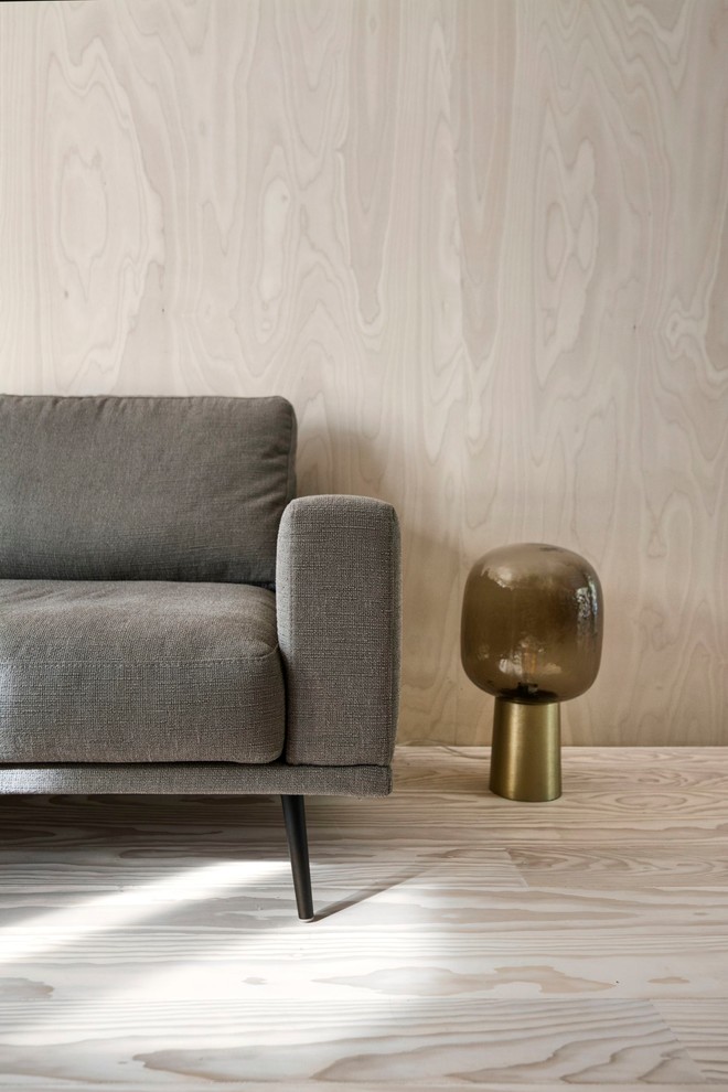 Foto di un soggiorno di medie dimensioni e aperto con pareti beige, pavimento in legno verniciato, stufa a legna, cornice del camino in metallo, TV autoportante e pavimento beige