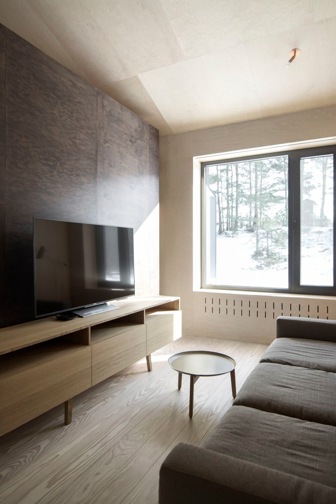 Foto di un soggiorno di medie dimensioni e aperto con pareti beige, pavimento in legno verniciato, stufa a legna, cornice del camino in metallo, TV autoportante e pavimento beige