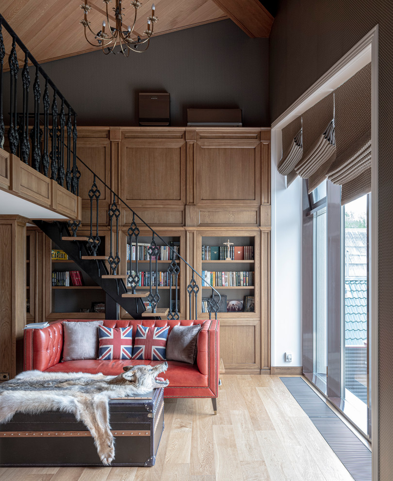 Klassische Bibliothek im Loft-Stil mit grauer Wandfarbe, hellem Holzboden, beigem Boden und freigelegten Dachbalken in Sonstige
