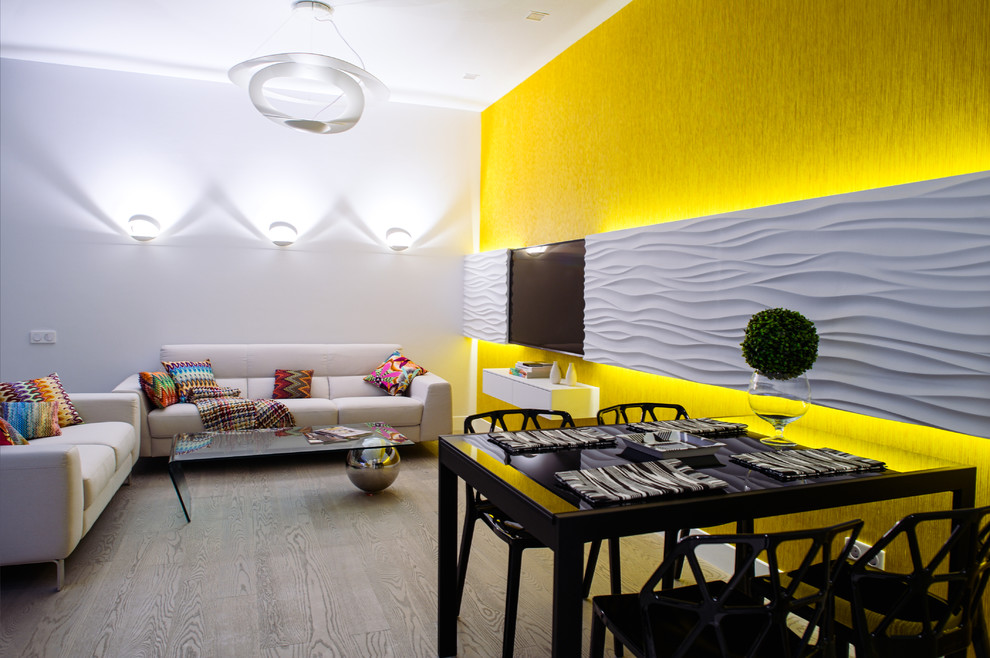Источник вдохновения для домашнего уюта: открытая гостиная комната среднего размера в современном стиле с светлым паркетным полом, желтыми стенами, горизонтальным камином, телевизором на стене и обоями на стенах