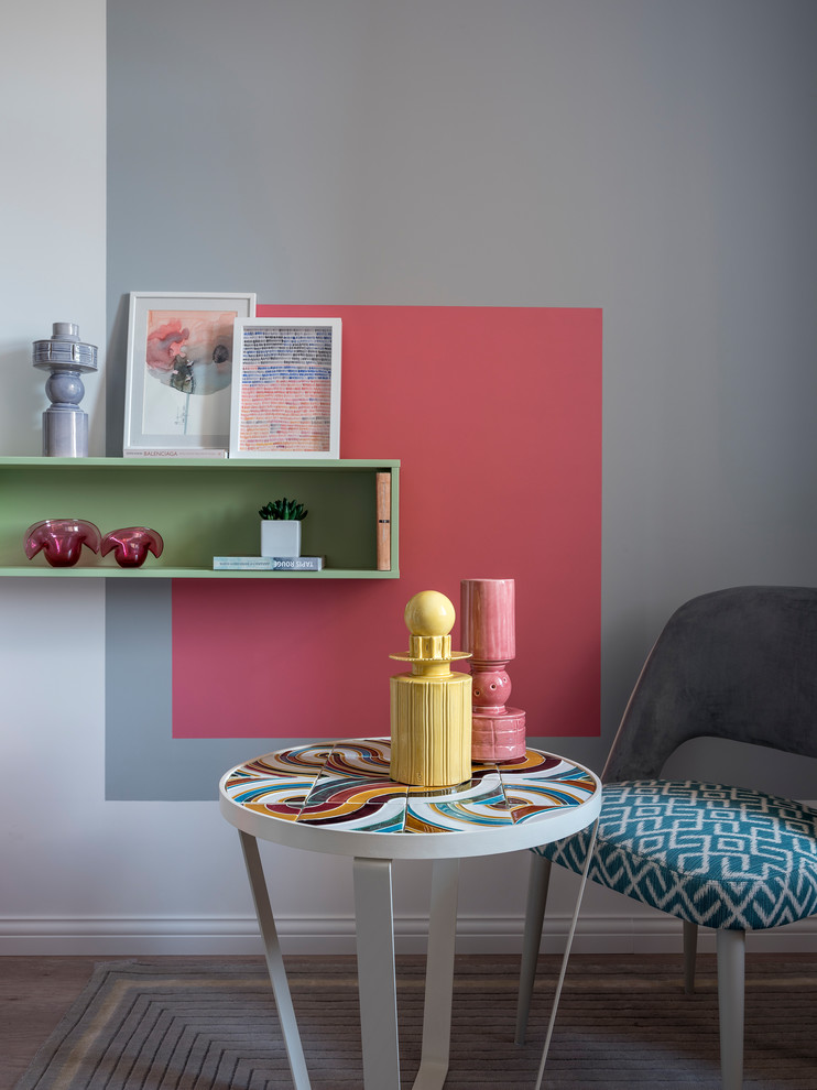 Idée de décoration pour un petit salon design avec un mur multicolore.