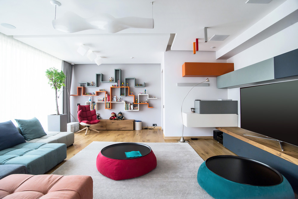 Foto di un soggiorno minimal con pareti bianche, pavimento in legno massello medio, TV autoportante e pavimento marrone