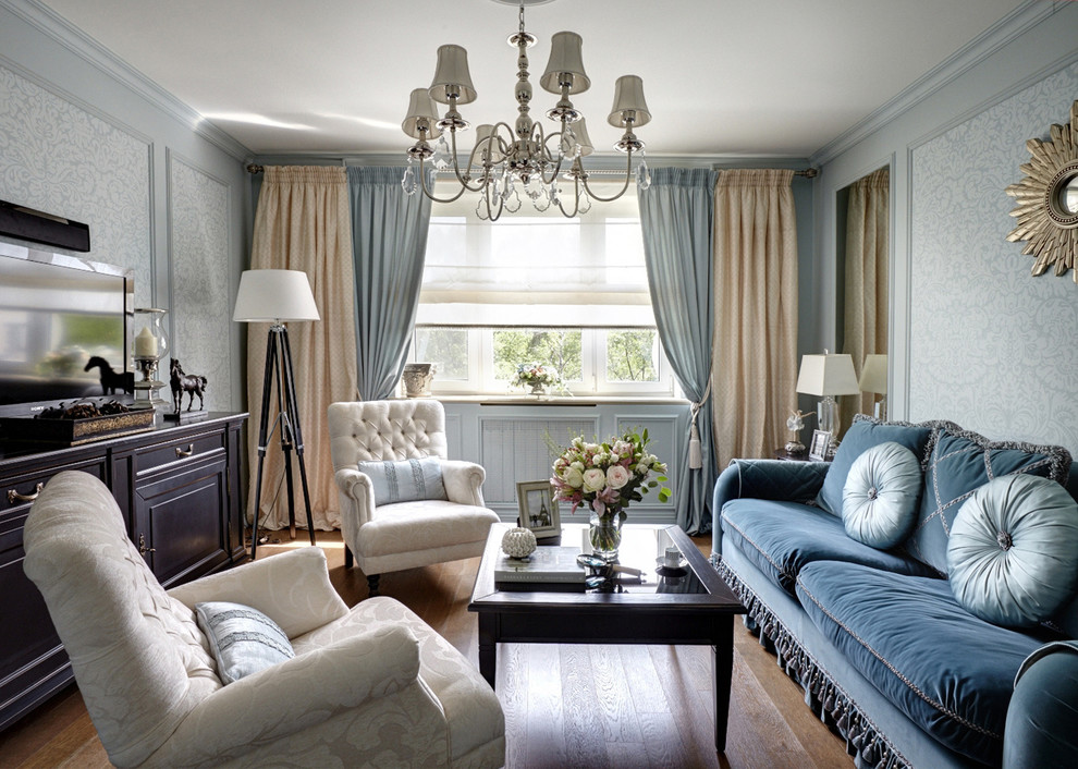 На фото: гостиная комната в классическом стиле с синими стенами и паркетным полом среднего тона без камина