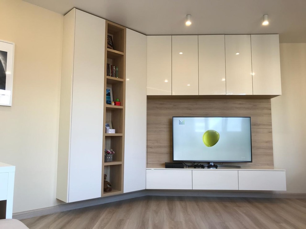 Foto på ett mellanstort funkis loftrum, med beige väggar, laminatgolv, en väggmonterad TV och beiget golv