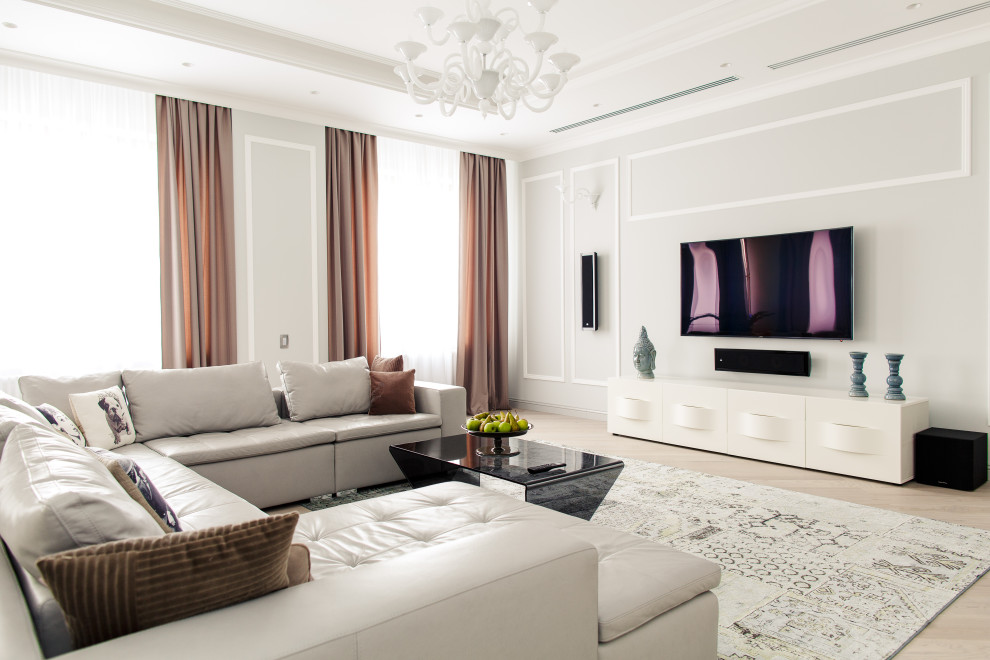 Immagine di un soggiorno contemporaneo aperto con pareti grigie, parquet chiaro, TV a parete e pavimento beige