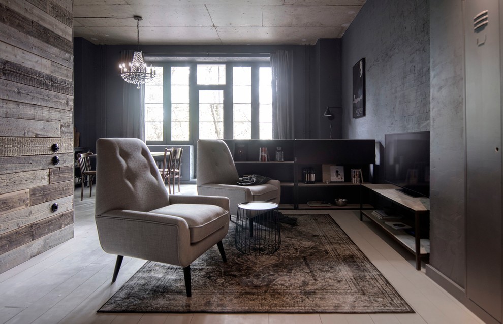 Esempio di un piccolo soggiorno industriale aperto con libreria, pavimento in legno verniciato, TV autoportante, pavimento bianco e pareti nere