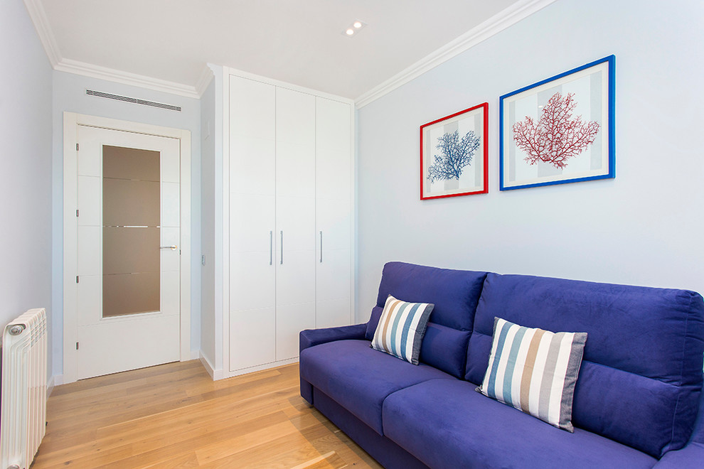 Diseño de salón para visitas cerrado clásico renovado pequeño sin chimenea y televisor con paredes azules y suelo de madera en tonos medios