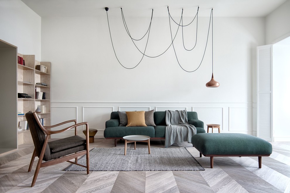 Esempio di un grande soggiorno scandinavo aperto con libreria, pareti bianche, parquet chiaro e pavimento grigio