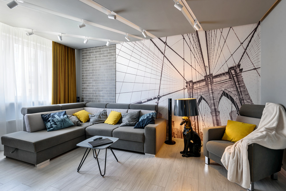 Ispirazione per un soggiorno contemporaneo di medie dimensioni e aperto con sala della musica, pareti grigie, pavimento in laminato, TV autoportante e pavimento beige