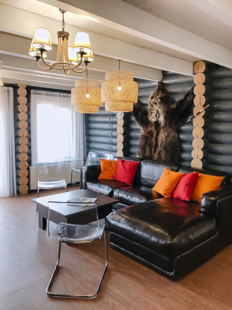 Идея дизайна: большая открытая гостиная комната в стиле фьюжн с музыкальной комнатой, серыми стенами, полом из винила, стандартным камином, фасадом камина из плитки, отдельно стоящим телевизором и коричневым полом