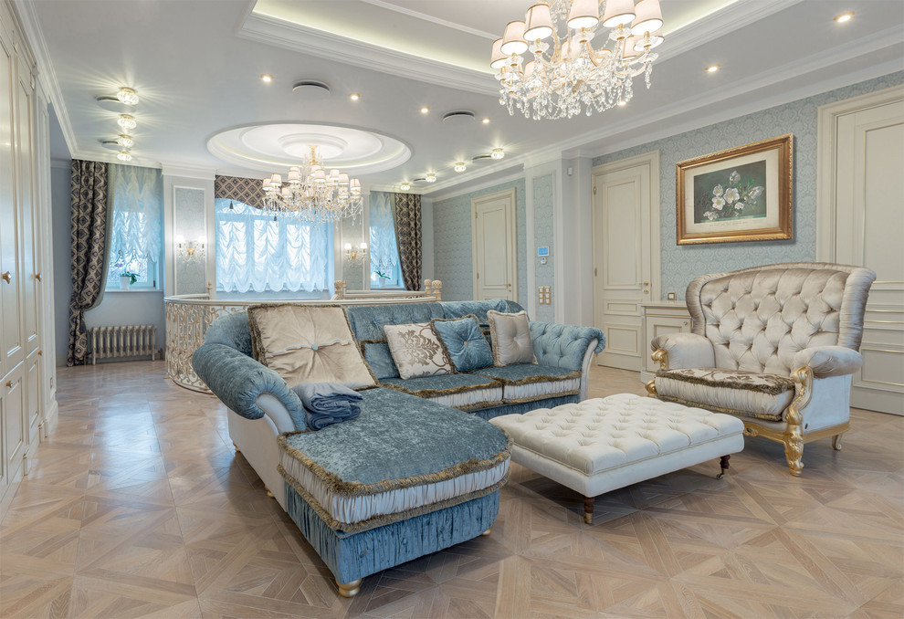 Modelo de salón tradicional grande con paredes azules y suelo de madera clara