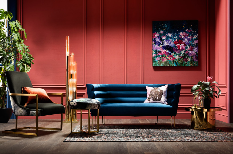 Esempio di un grande soggiorno eclettico con pareti rosse, parquet scuro e pavimento marrone