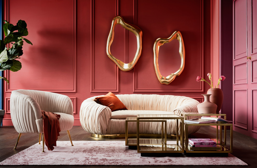 Inspiration pour un grand salon bohème avec un mur rouge, parquet foncé et un sol marron.