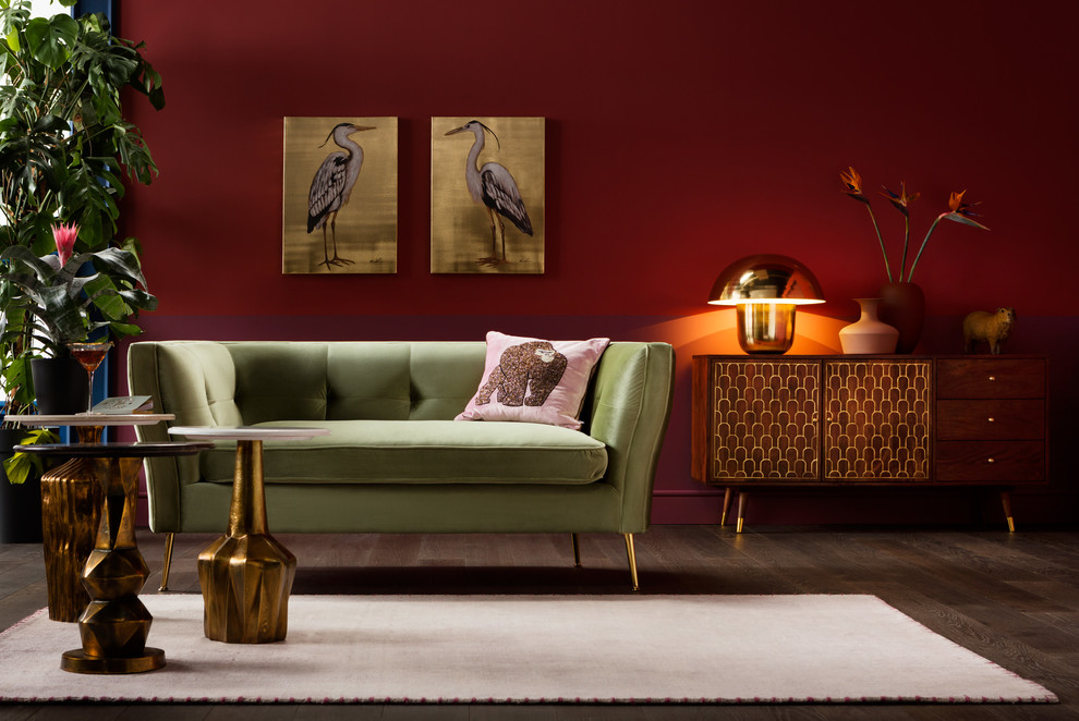Foto di un grande soggiorno boho chic con pareti rosse, parquet scuro e pavimento marrone
