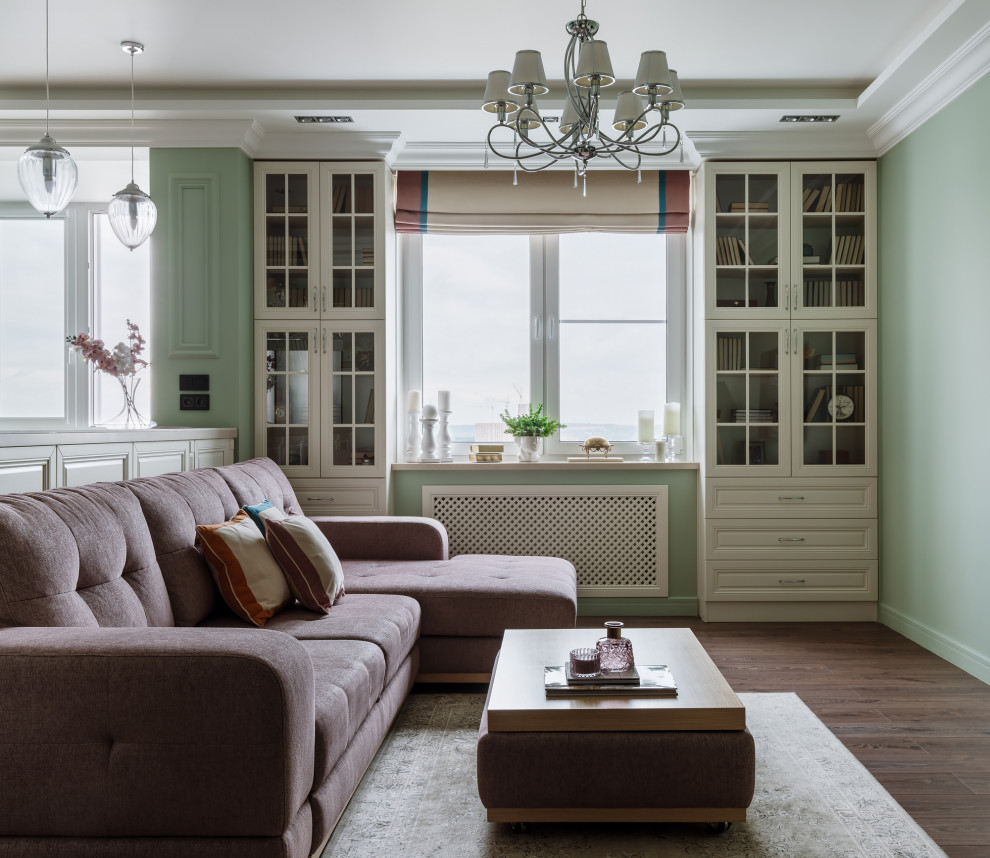 Пример оригинального дизайна: гостиная комната в классическом стиле с зелеными стенами, темным паркетным полом, коричневым полом и многоуровневым потолком