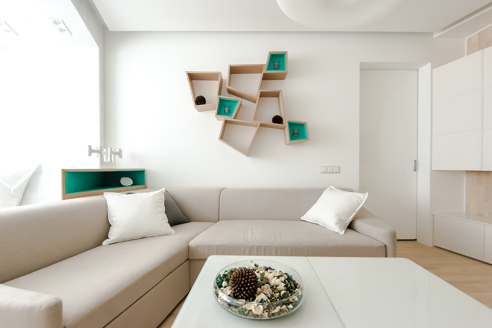 Идея дизайна: гостиная комната в современном стиле с тюлем на окнах