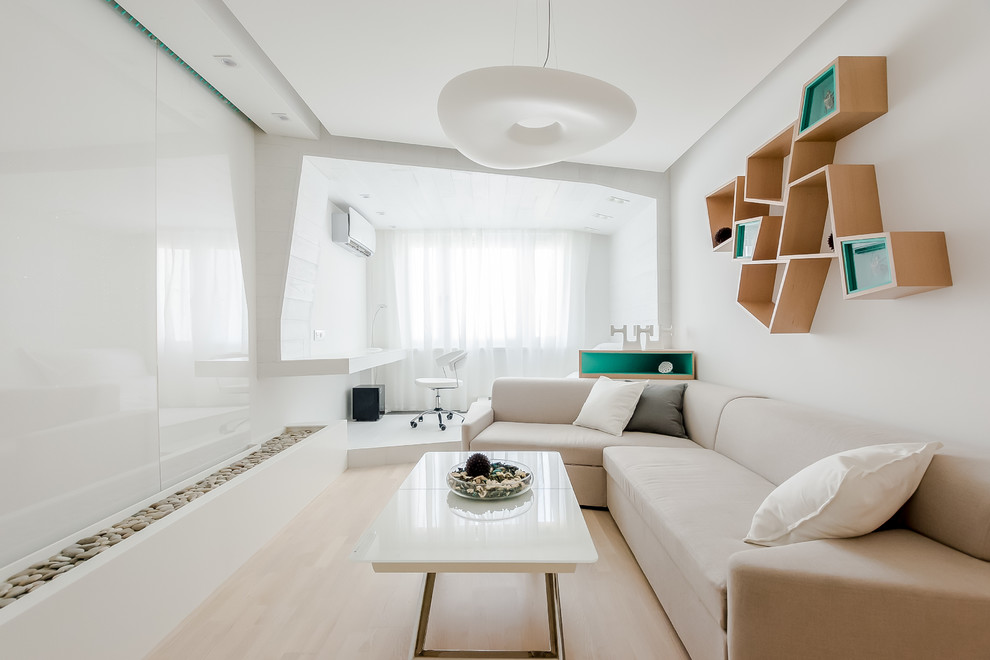 Свежая идея для дизайна: парадная, изолированная гостиная комната в современном стиле с белыми стенами и светлым паркетным полом - отличное фото интерьера