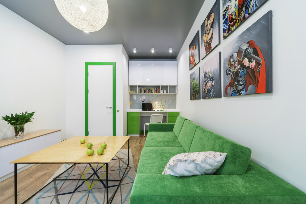 Kleines, Abgetrenntes Modernes Wohnzimmer mit grauer Wandfarbe, Laminat, TV-Wand und braunem Boden in Jekaterinburg