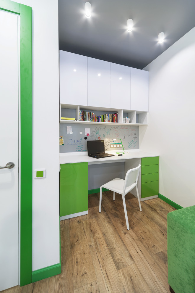 Kleines Modernes Wohnzimmer mit weißer Wandfarbe, Laminat und braunem Boden in Jekaterinburg