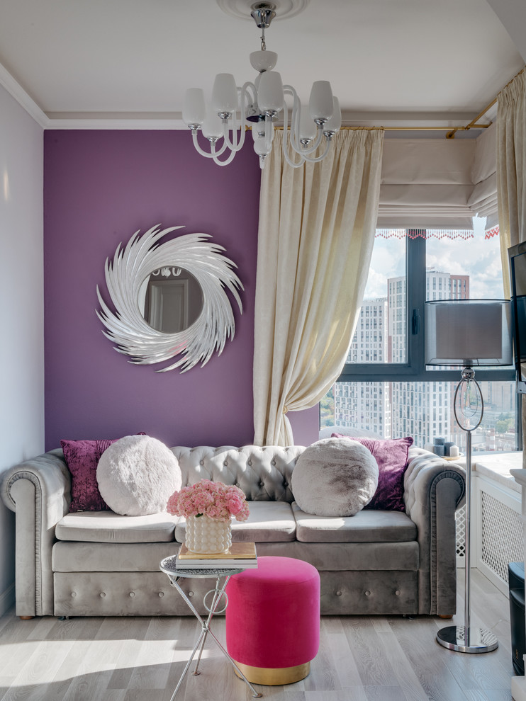 Свежая идея для дизайна: маленькая гостиная комната в стиле неоклассика (современная классика) с фиолетовыми стенами и светлым паркетным полом для на участке и в саду - отличное фото интерьера