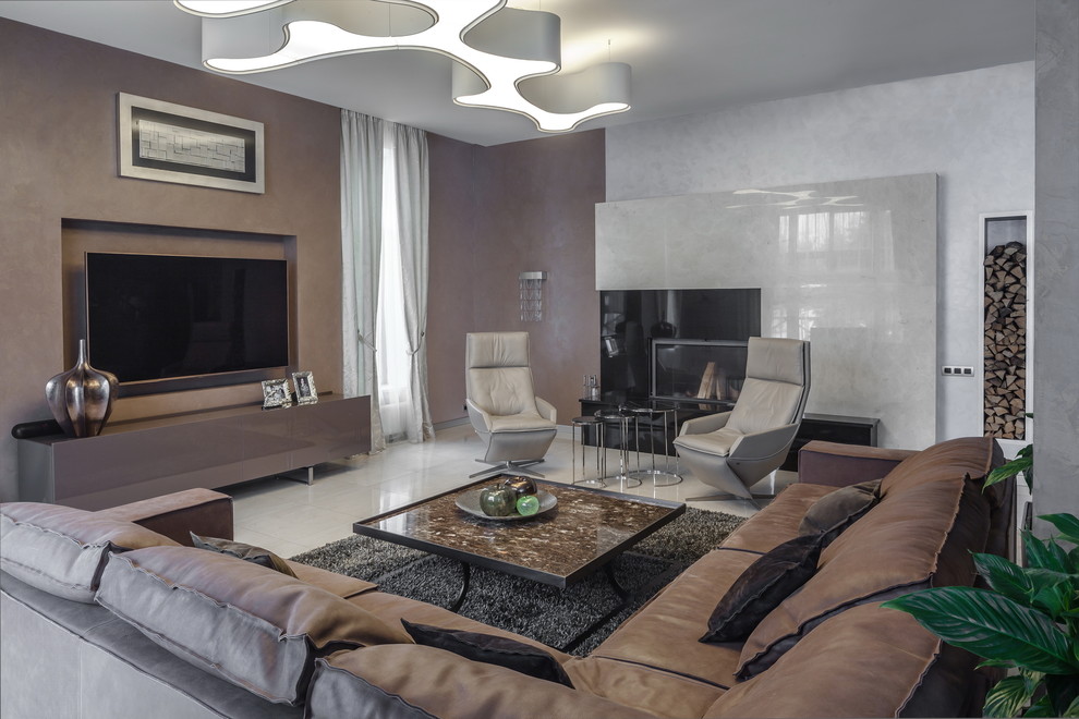 Idee per un grande soggiorno minimal con sala formale, pareti marroni, camino classico, TV a parete e pavimento bianco