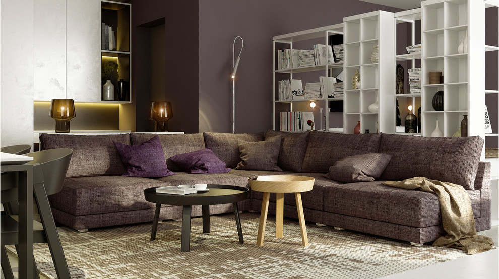 Esempio di un piccolo soggiorno contemporaneo aperto con libreria, pareti viola e parquet chiaro