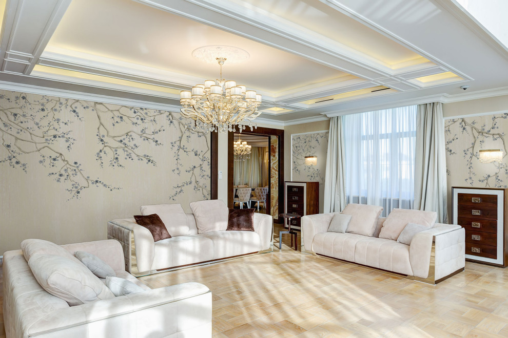 Aménagement d'un grand salon asiatique fermé avec un mur beige, parquet clair et un sol beige.