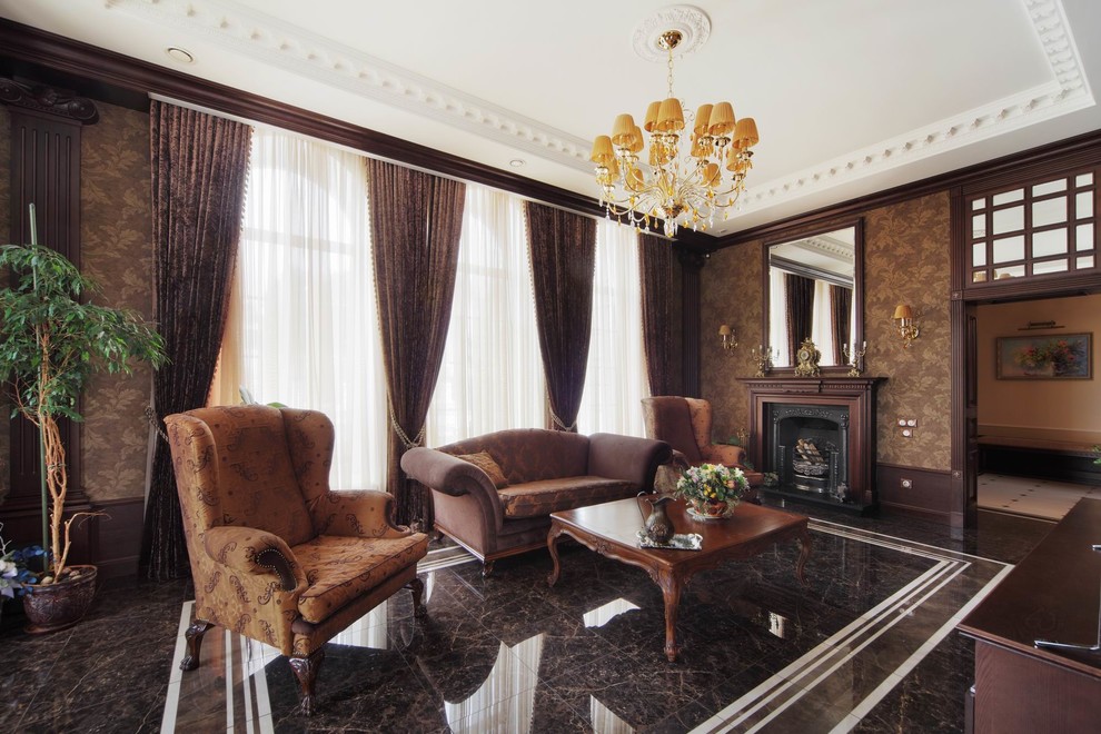 Пример оригинального дизайна: большая изолированная гостиная комната в классическом стиле с коричневыми стенами