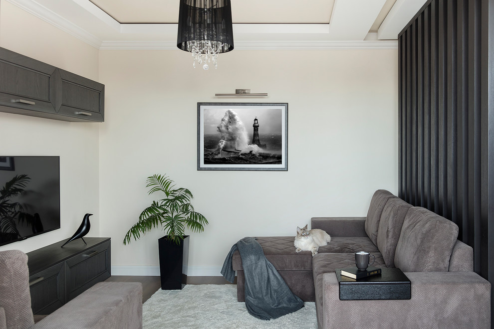 Cette image montre un petit salon design ouvert avec un mur beige, parquet foncé, un téléviseur fixé au mur et un sol marron.