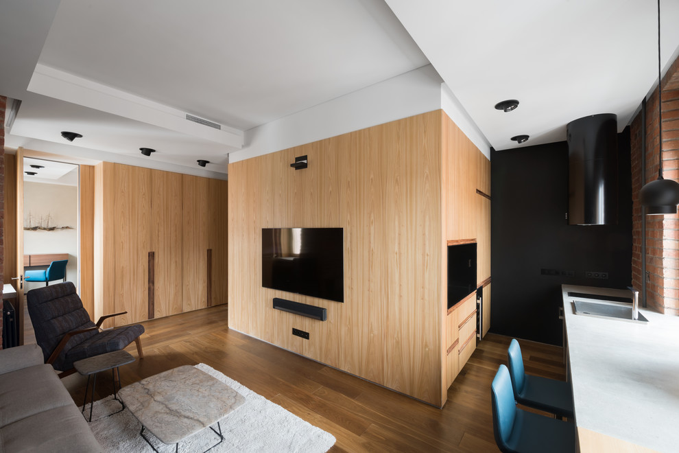 Свежая идея для дизайна: маленькая открытая, объединенная гостиная комната в современном стиле с коричневыми стенами, паркетным полом среднего тона, телевизором на стене и коричневым полом для на участке и в саду - отличное фото интерьера