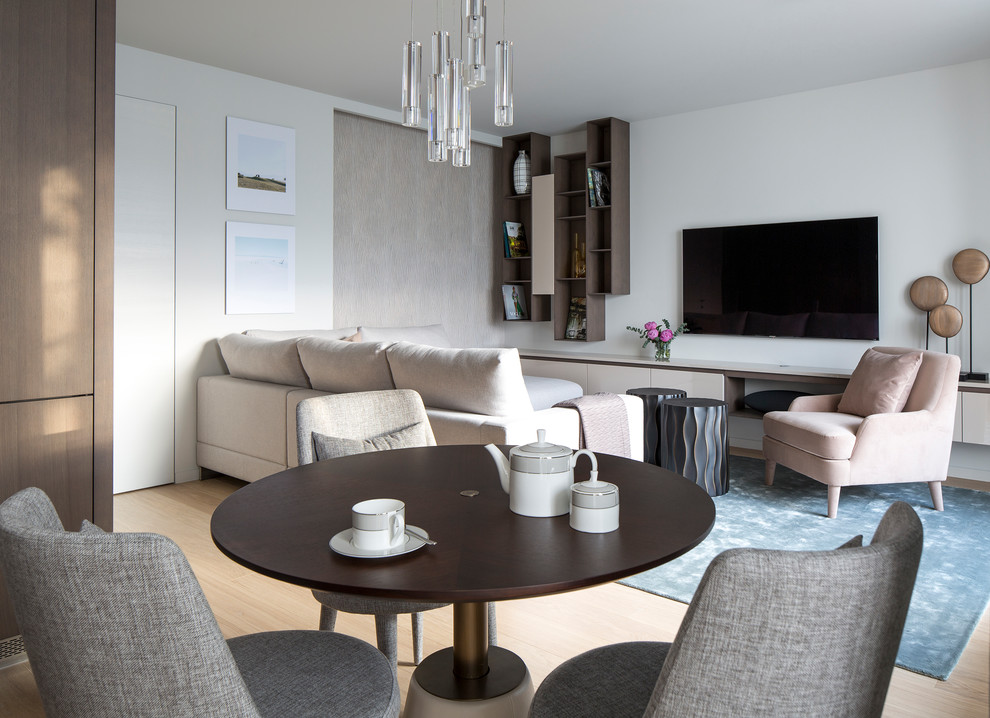 Идея дизайна: открытая, парадная гостиная комната среднего размера в современном стиле с светлым паркетным полом, телевизором на стене, белыми стенами и бежевым полом