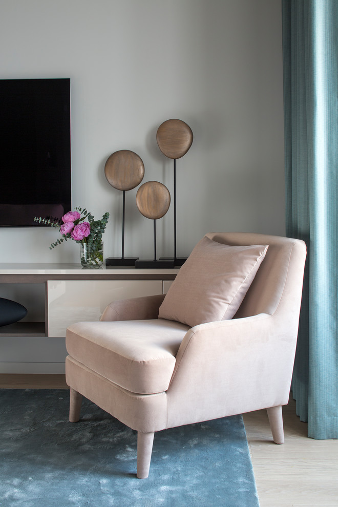 Стильный дизайн: открытая гостиная комната среднего размера в современном стиле с светлым паркетным полом и телевизором на стене - последний тренд