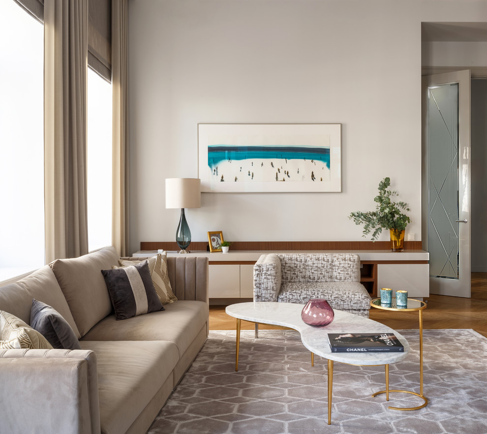 Источник вдохновения для домашнего уюта: большая парадная, открытая гостиная комната в современном стиле с серыми стенами, светлым паркетным полом и телевизором на стене