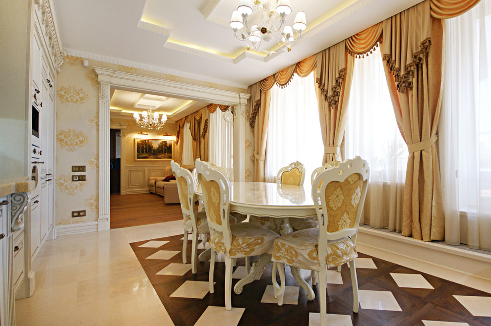 Großes Klassisches Esszimmer mit beiger Wandfarbe und dunklem Holzboden in Sankt Petersburg