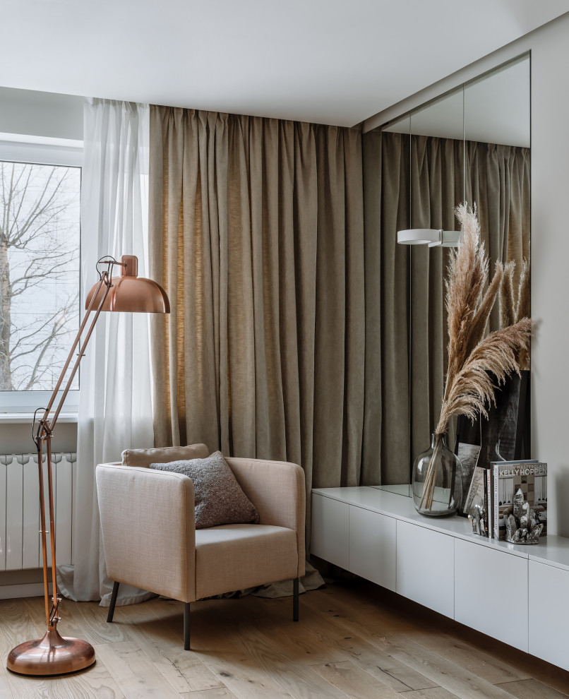 Esempio di un grande soggiorno design chiuso con pareti bianche, parquet chiaro e pavimento beige