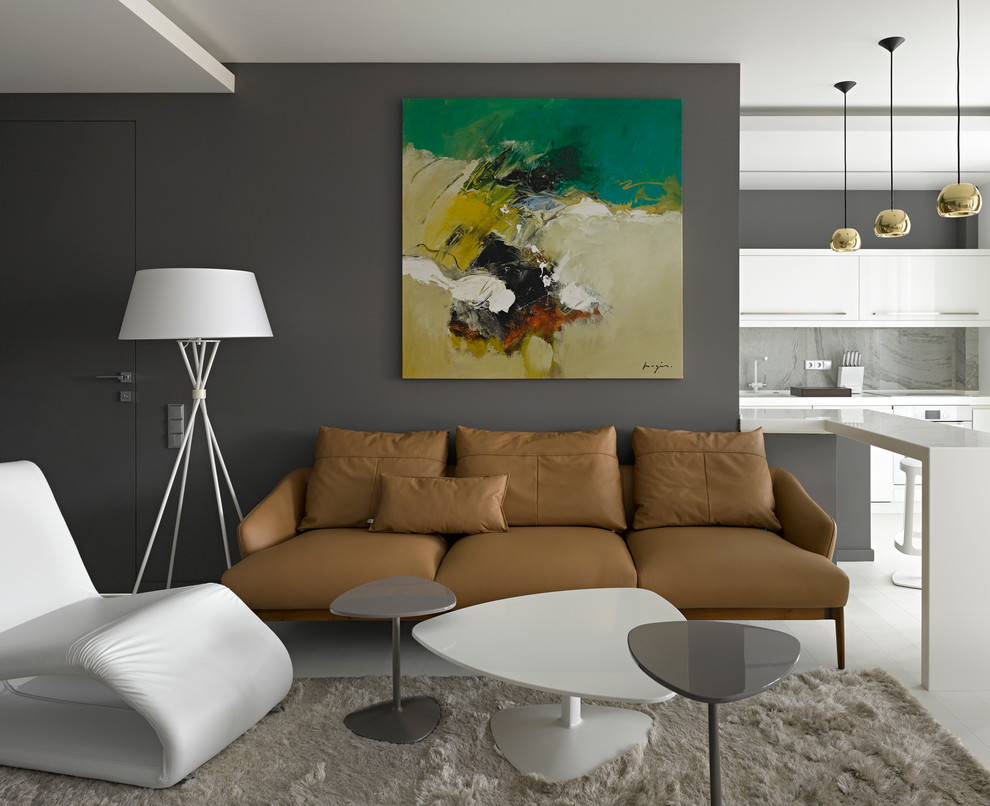 Пример оригинального дизайна: парадная, открытая гостиная комната в современном стиле с серыми стенами, деревянным полом и коричневым диваном без камина