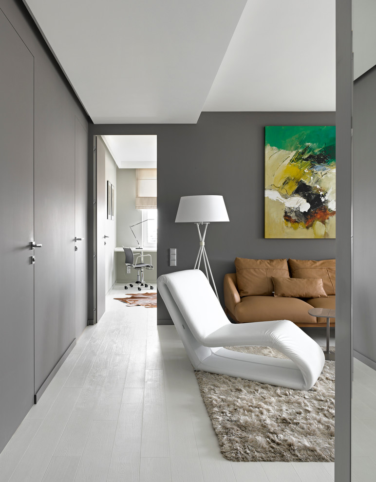 Стильный дизайн: парадная, открытая гостиная комната в современном стиле с серыми стенами и деревянным полом без камина - последний тренд