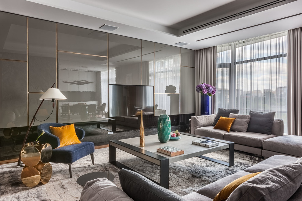 Immagine di un soggiorno minimal aperto con sala formale, moquette, TV a parete e pavimento grigio